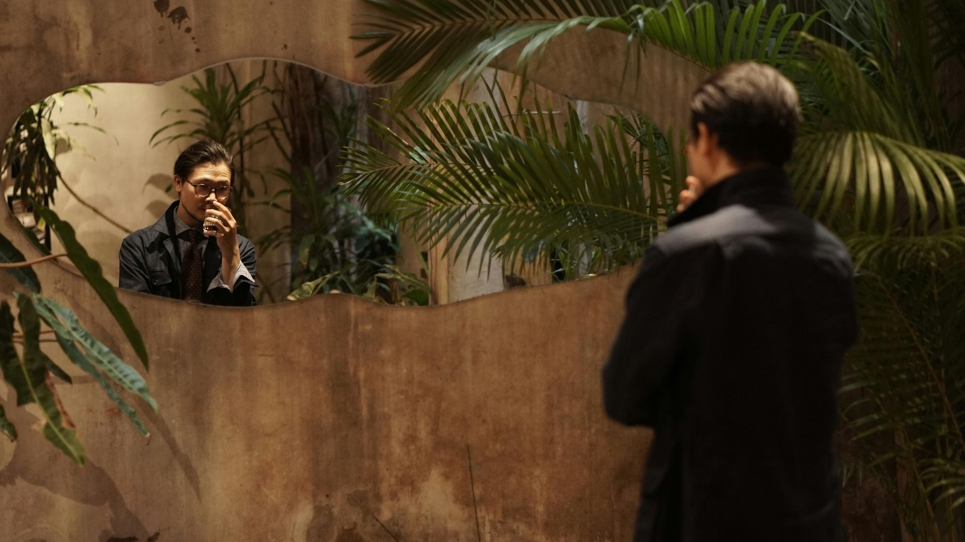 Aynaya Bakınca Dünya Tersine Mi Dönüyor