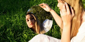 Aynaya Bakınca Dünya Tersine Mi Dönüyor