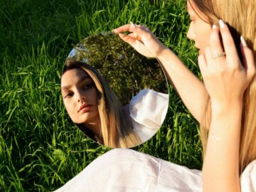 Aynaya Bakınca Dünya Tersine Mi Dönüyor