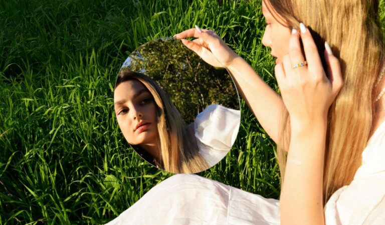 Aynaya Bakınca Dünya Tersine Mi Dönüyor?