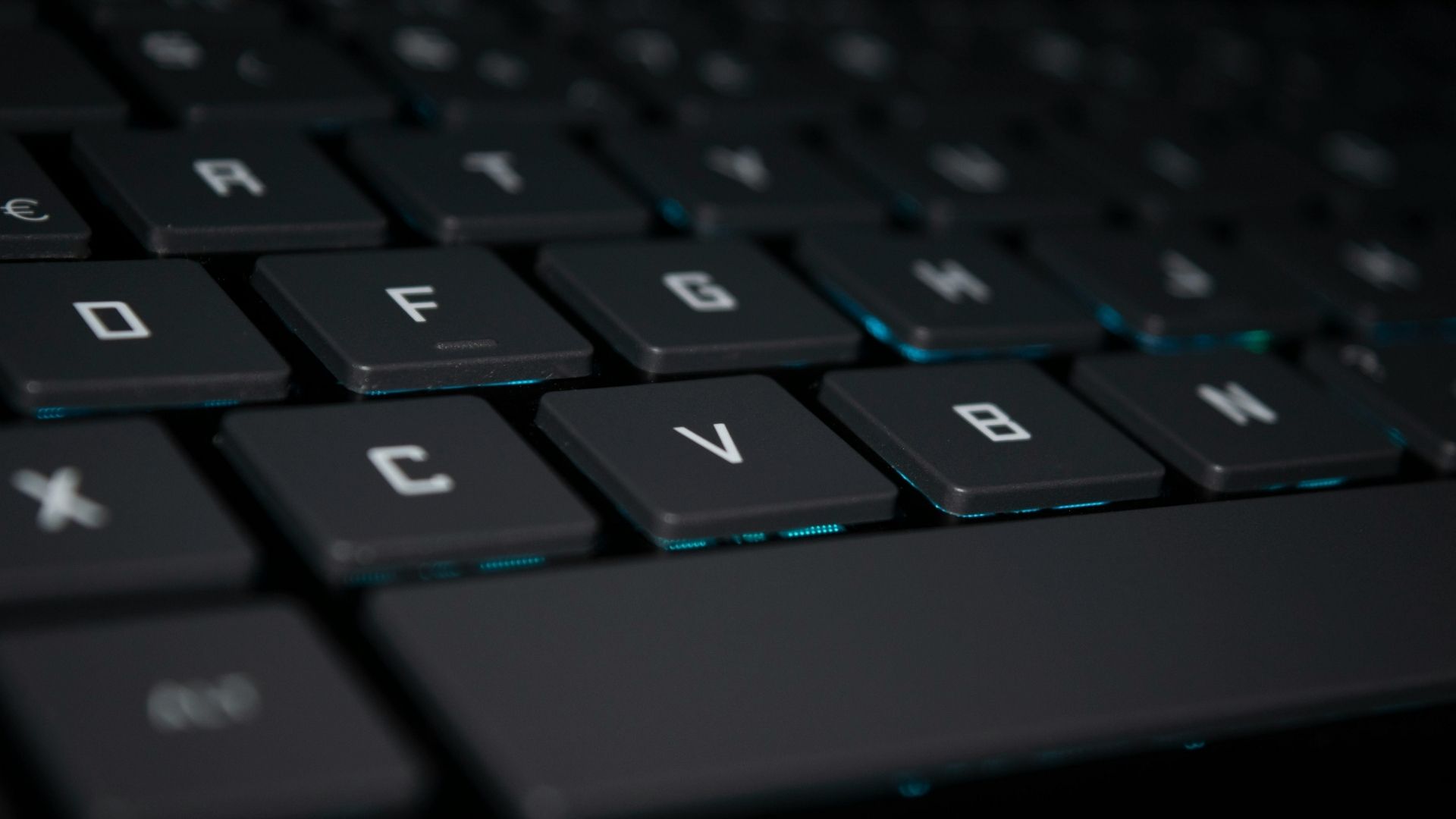 Neden Klavyeler QWERTY Diziliminde 